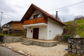 Koča na Kučarju / House on a Hill